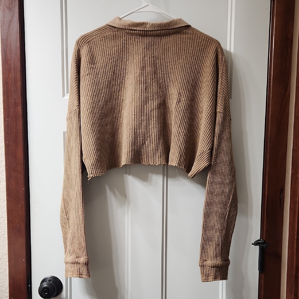 NWT Blue Velvet Tan Cropped Button-Up Top - S - Picture 5 of 6